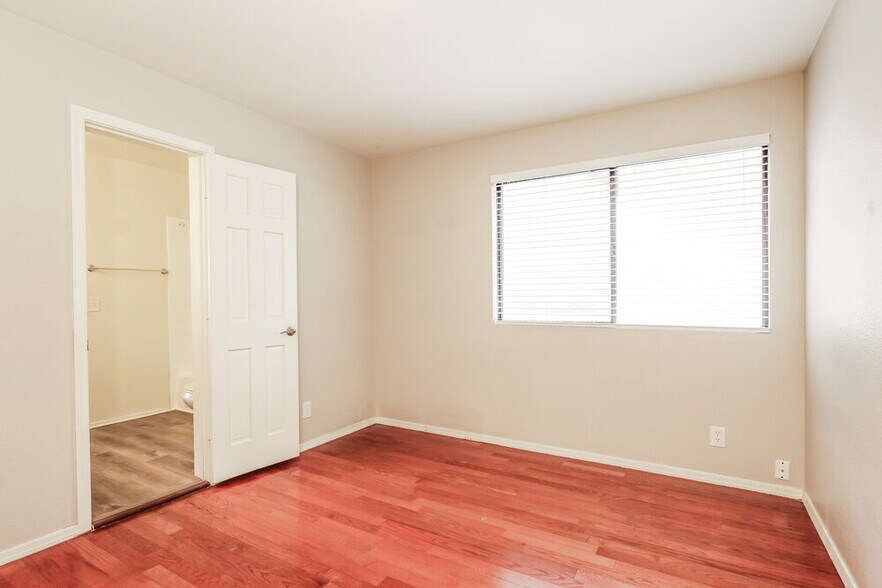 Building Photo - 1226 W Seashore Dr