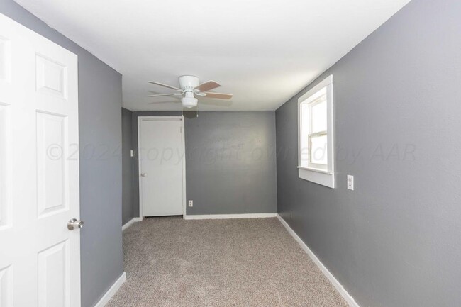 Building Photo - 2bedroom 1bathroom tenant pays electric ce...