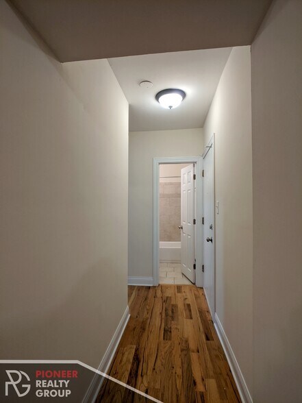 Building Photo - 813 W Cornelia Ave