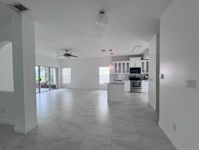 Building Photo - 5795 Parkview Point Dr