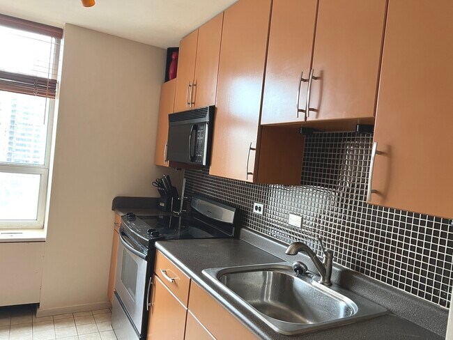 Building Photo - 70 W Burton Pl