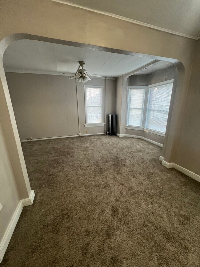 Building Photo - 1221 E Philadelphia St