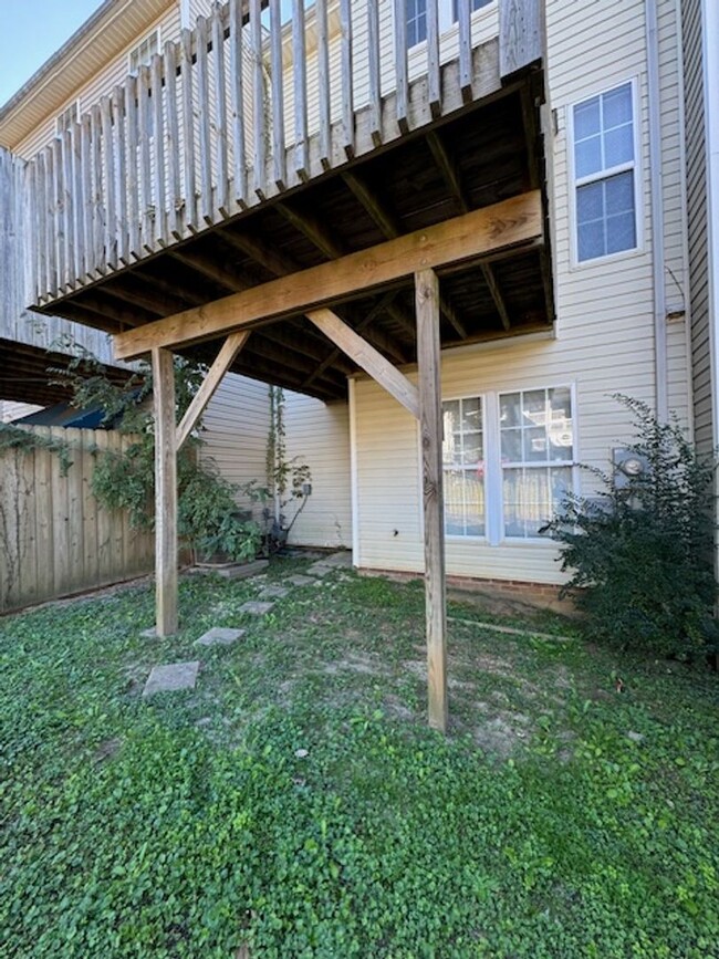 Building Photo - Available. 3 Bedroom, 2 Full Baths, 2 Half...