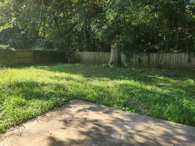 Building Photo - Spacious 3-Bed, 2-Bath Home in a Quiet Neighborhood