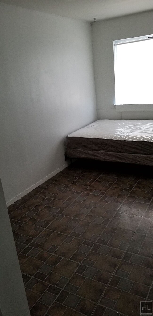 Building Photo - ROOM! ROOM! ROOM FOR RENT IN BROWNSVILLE M...