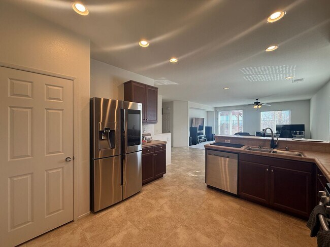 Building Photo - West Palmdale 3 Bedroom Home