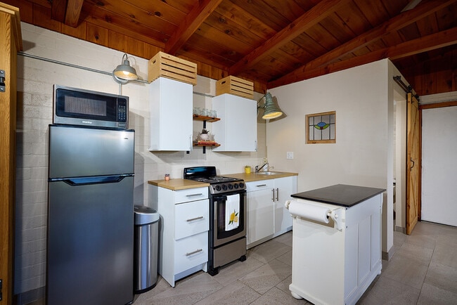 Building Photo - 2136 Foothill Dr