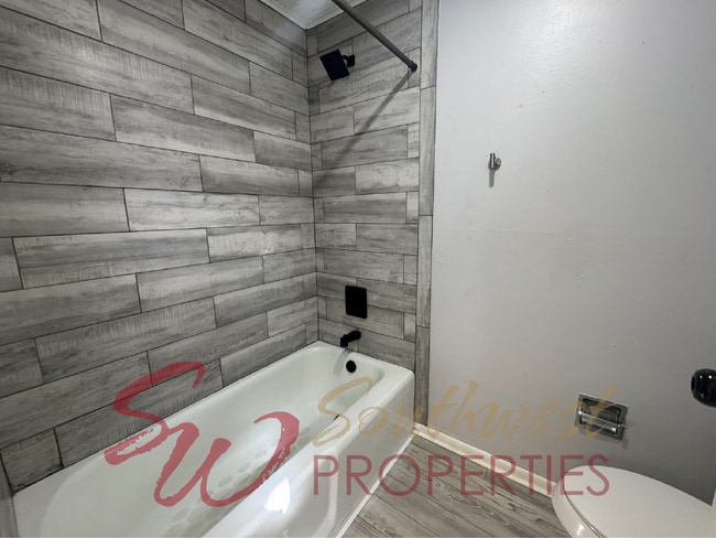 Building Photo - Well-Maintained 3 Bed / 2 Bath in Quiet Neighborhood