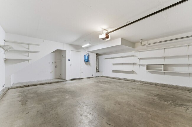 Building Photo - Spacious Westside Townhome Near Parks, Trails, and the Beach