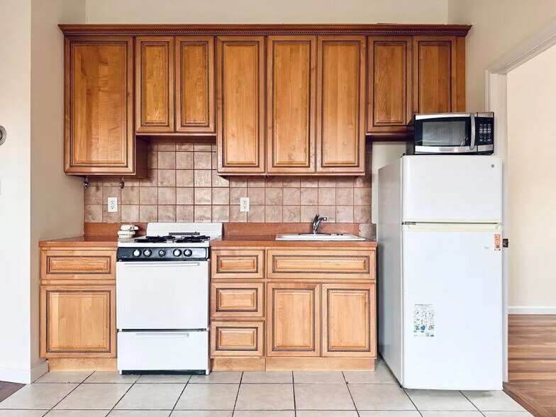 Building Photo - Furnished room/NOT APARTMENT