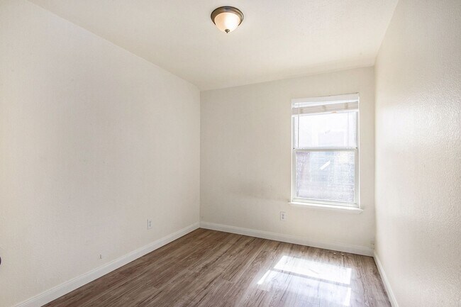 Building Photo - Welcome to this charming 4-bedroom, 2-bath...