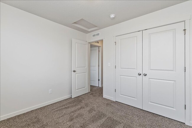 Building Photo - 3 Bedroom, 2 Bath Home w/2 Car Garage in D...