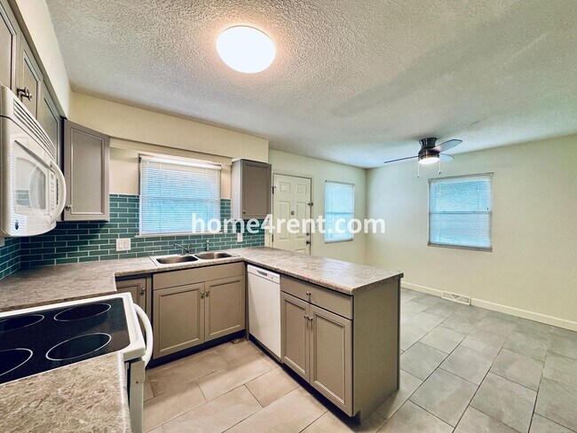 Building Photo - Olathe Duplex w/ Wood Floors, Finished Basement, and a Fenced Yard!