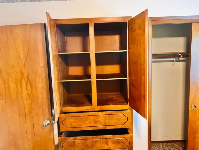 Building Photo - Eastside Olympia/ Must See! Available Now-2bd 1bath