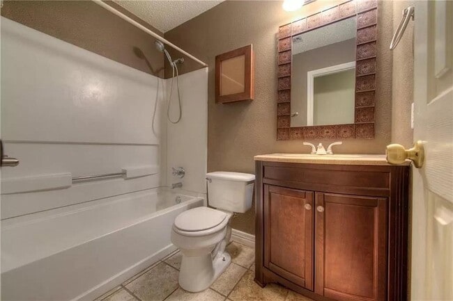Building Photo - 2513 Glen Field Dr