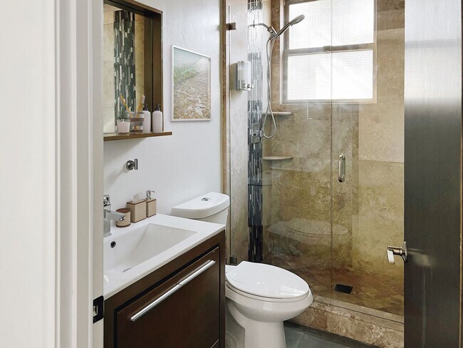 Building Photo - Gorgeous 3 Bedroom 2 Bath with Spa in Carl...
