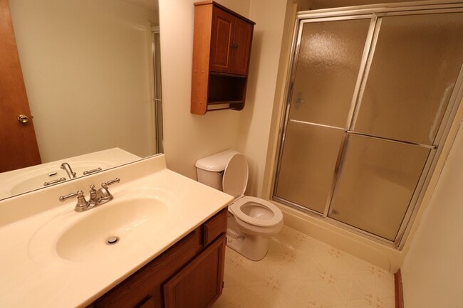 Building Photo - Spacious Townhome