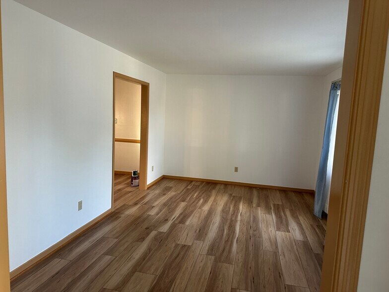 Living Room - 3908 Devenwood Ave