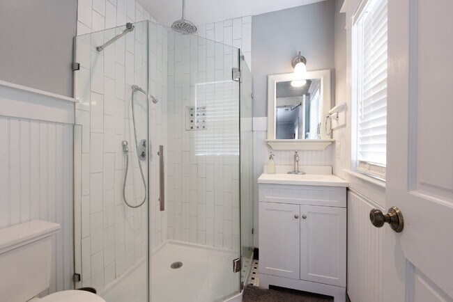 Building Photo - Fully Furnished Super Cute