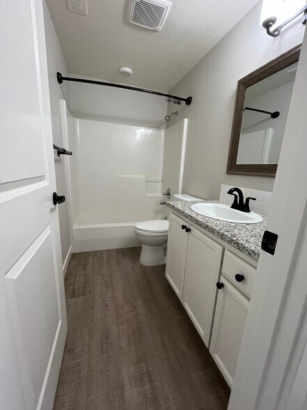 Building Photo - 607 W 1st St