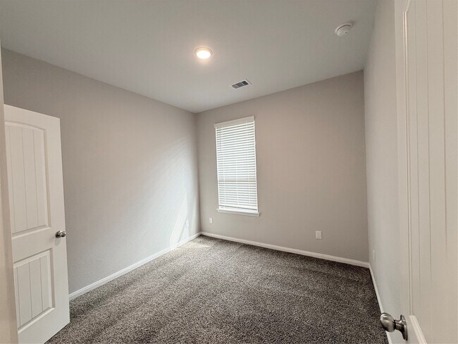 Building Photo - 14501 Sugar Pines Dr