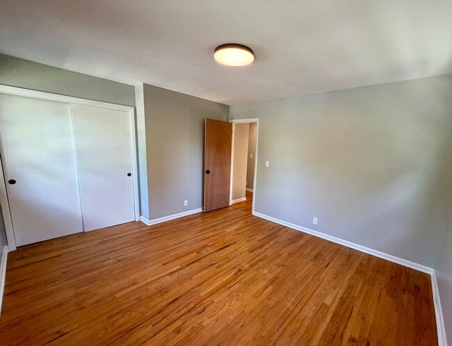 Building Photo - Duff Duplex 1709-1711