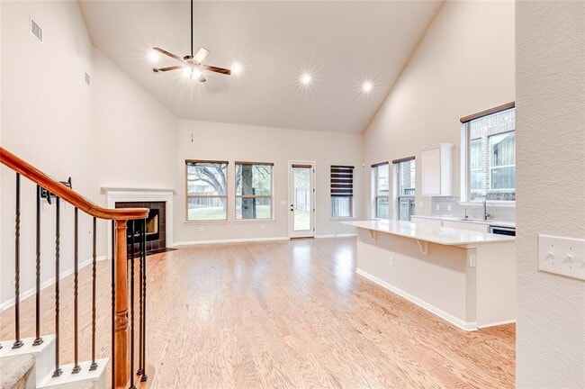 Building Photo - 2916 Zelma Dr