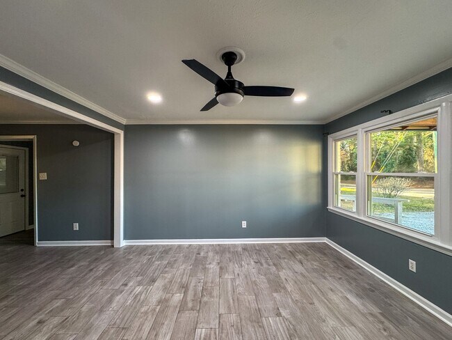 Building Photo - Charming 3 Bed 1.5 Bath Home with Flex Room