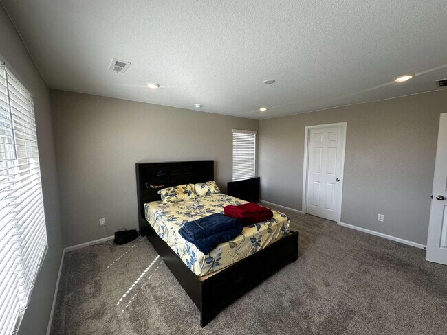 Building Photo - Available May! Beautiful home in Murphy Creek!