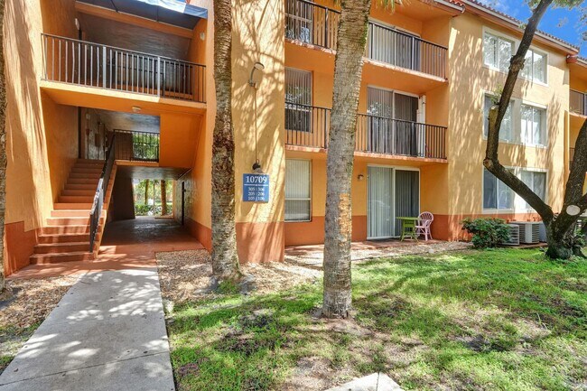 Building Photo - Renovated and Updated 2 Bed, 2 Bath Condo ...