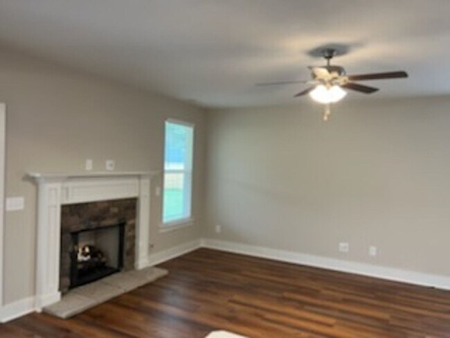 Building Photo - Beautiful and spacious 2 Story in Summerto...