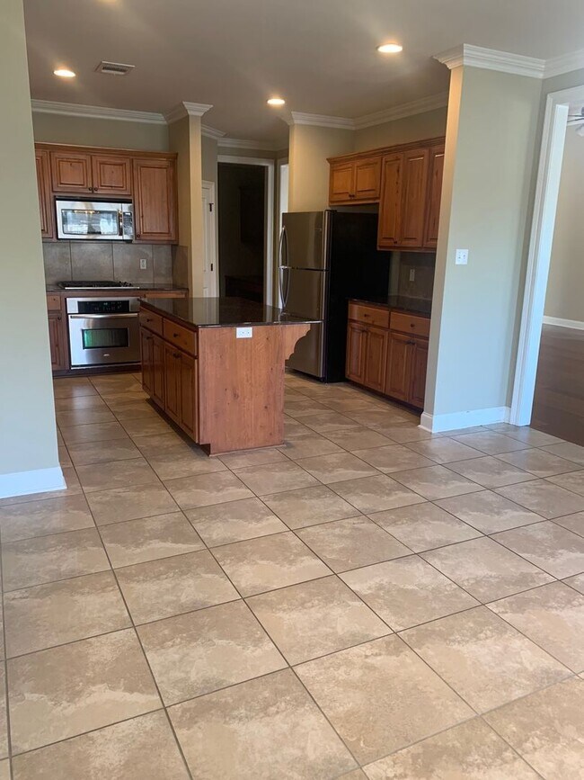 Building Photo - 4BR/3BA