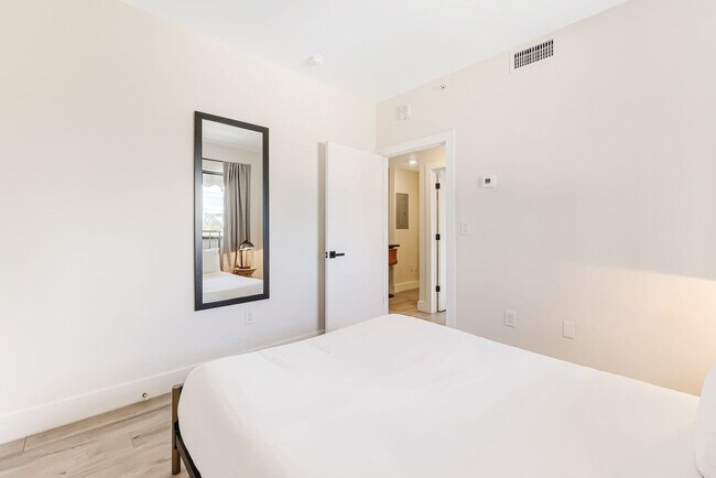 Building Photo - 3031 NE 4th Ave