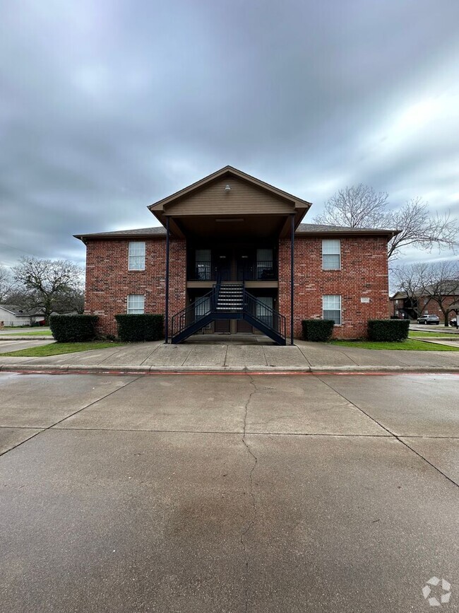 Building Photo - 2 Bedroom 1 Bathroom Unit