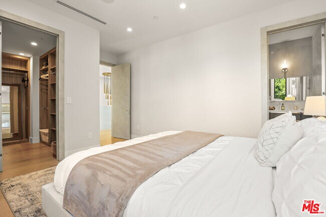 Building Photo - 13812 Cumpston St