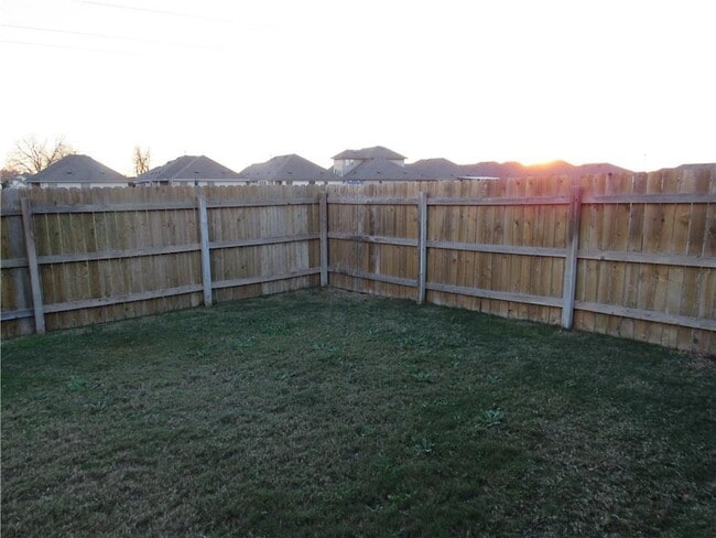 Building Photo - 102 Hidden Springs Dr