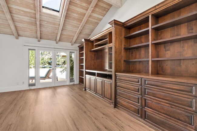 Building Photo - Gorgeous Fully Remodeled Home in The Bluffs Extra Large Patio