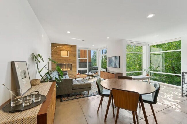 Building Photo - Beatiful 2 bed/ 2 bath townhome in Madison...