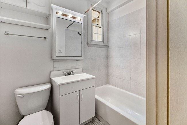 Building Photo - Spacious 1BR/1BA in Fabulous Cathedral Heights neighborhood!