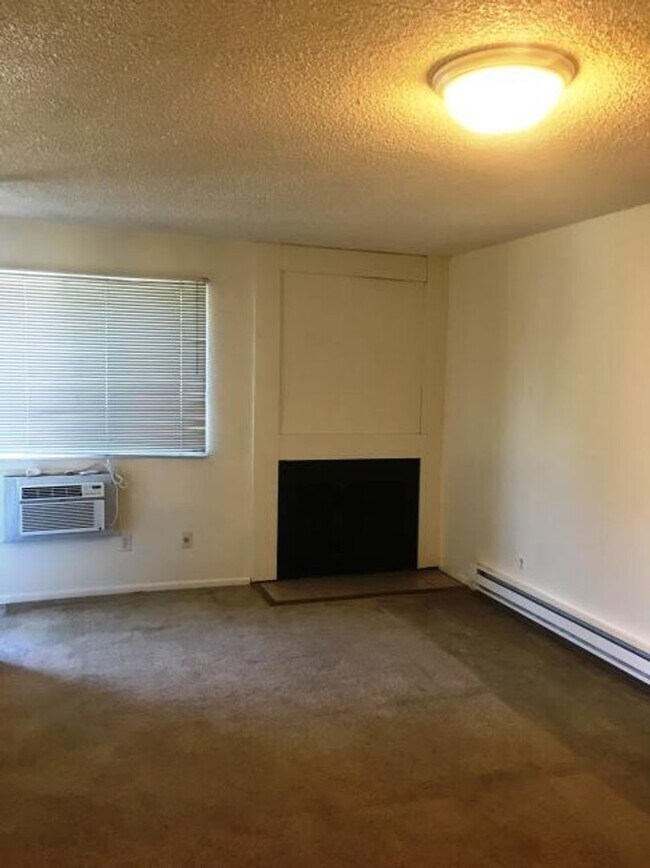 Building Photo - 2 Bedroom Apartment with Garage Available August 1st
