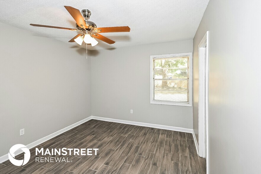 Building Photo - 886 Valley Springs Dr