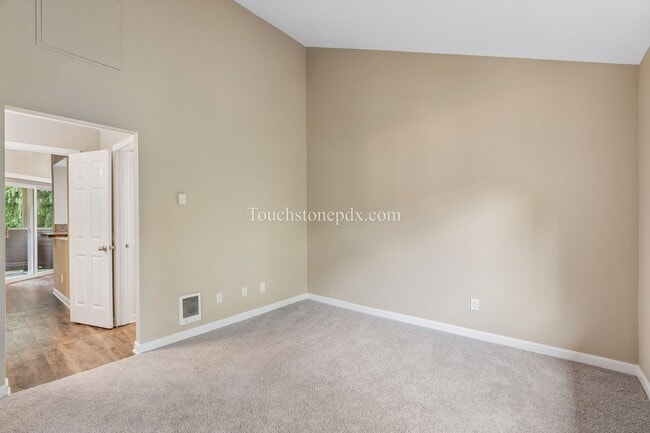 Building Photo - Light Filled Clackamas Condo with Covered Balcony and Community Amenities