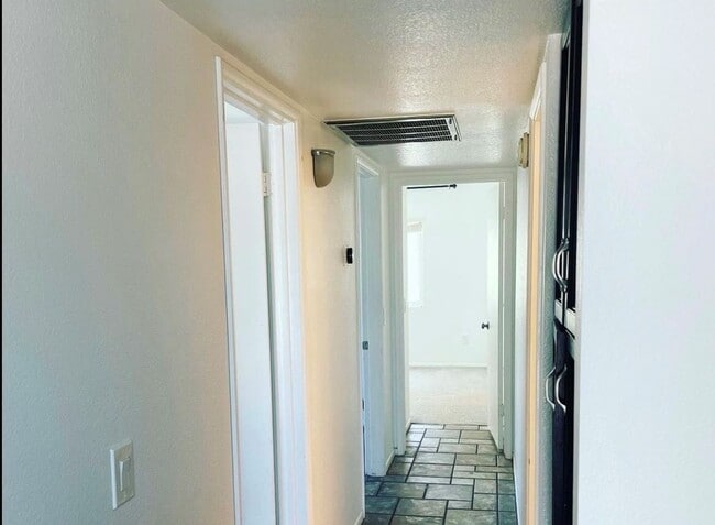 Building Photo - Charming Updated 3 Bed/2 Bath in Great Tem...