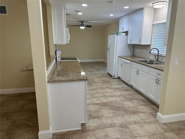 Building Photo - 210 Foxwood Dr