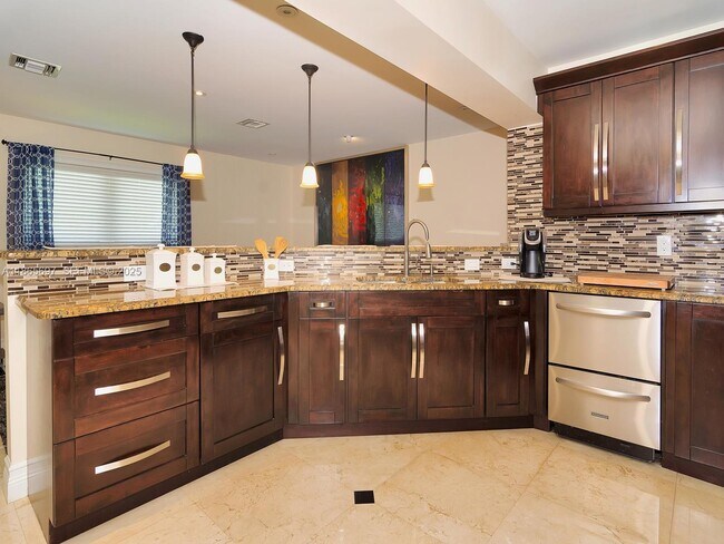 Building Photo - 3141 Hollywood Blvd