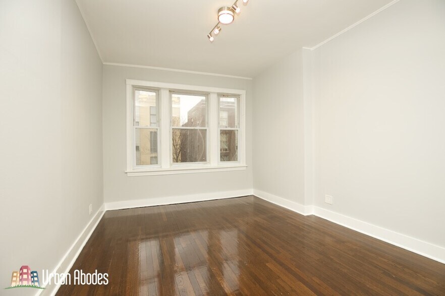 Building Photo - 3649 W Montrose Ave