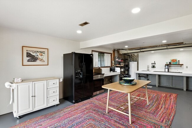 Building Photo - Stunning 1 Bed + Bonus Room/1 Bath Lower-L...