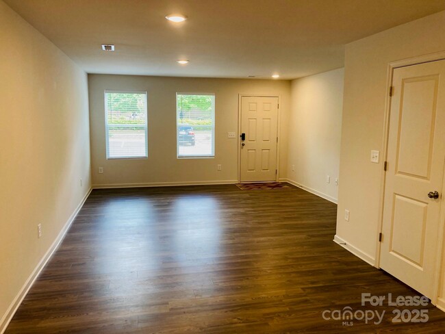Building Photo - 107 Villa Ln