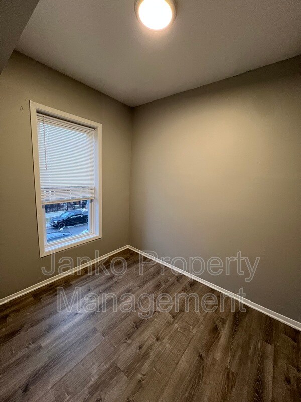 Building Photo - 7249 S Ridgeland Ave