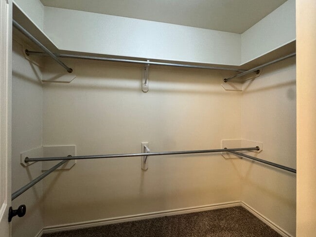 Building Photo - 939 Redbud Ln